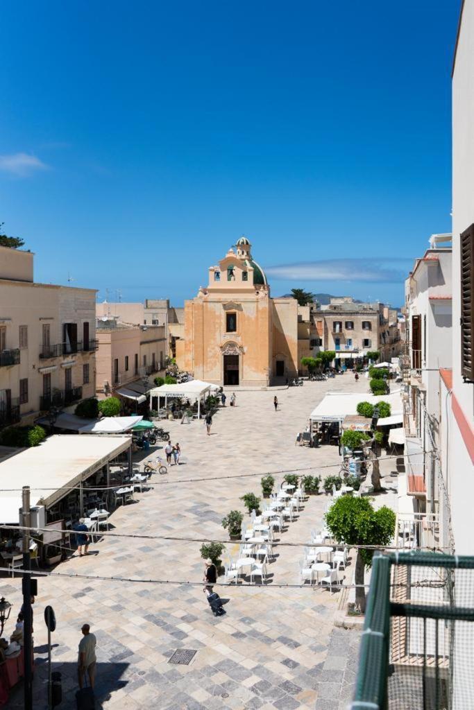 Isola Serena Villa Фавиняна Екстериор снимка