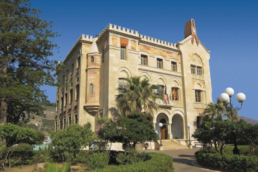 Isola Serena Villa Фавиняна Екстериор снимка