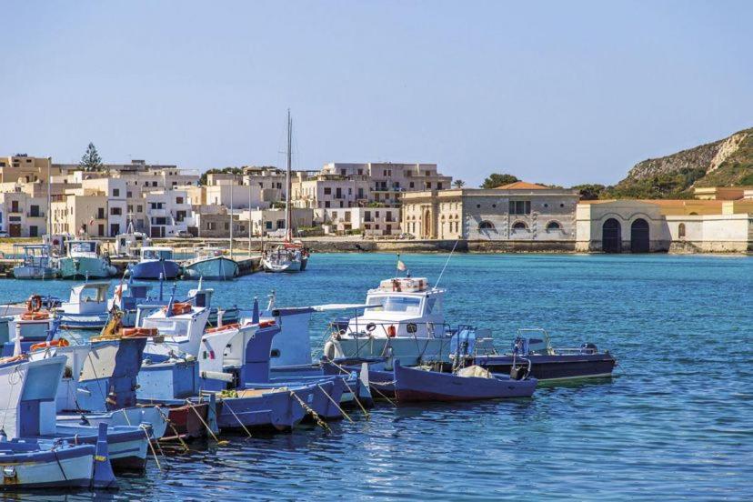 Isola Serena Villa Фавиняна Екстериор снимка